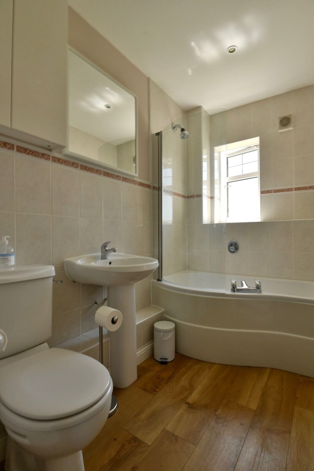 Un baño con inodoro, lavamanos y bañera.