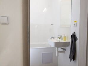 Combinazione doccia/vasca, asciugamani, carta igienica