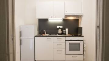 Køleskab, ovn, elkedel, køkkentøj/tallerkener/redskaber