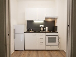 Frigorifero, forno, bollitore elettrico, pentole/stoviglie/utensili