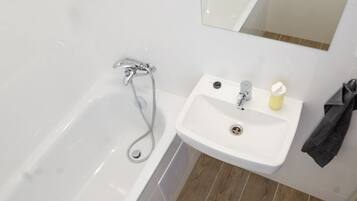 Kombination af bruser/badekar, håndklæder, Toiletpapir