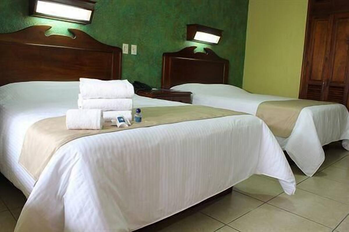 Een bureau, een laptopwerkplek, een strijkplank/strijkijzer, gratis wifi