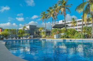 Una piscina al aire libre