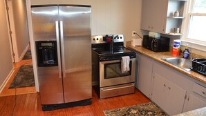 A kitchen with stainless steel appliances, a microwave, and a granite countertop. - 2BA 6-Beds 10-min to downtown Nashville! (Nashville)