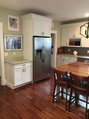 Fridge, microwave, dishwasher, coffee/tea maker