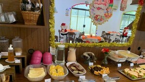 A buffet area with various food items and utensils. - Hotel Canto do Atlântico (Guarujá)