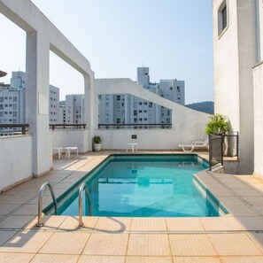 Piscina en la azotea con vistas despejadas de los edificios circundantes.