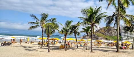 Beach nearby, white sand, 10 beach bars