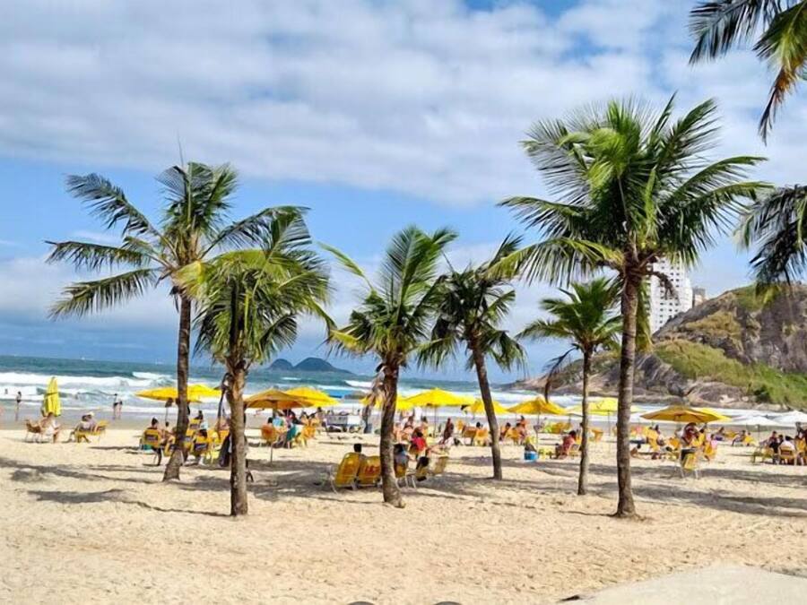 Perto da praia, areia branca, 10 bares na praia