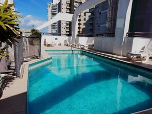 Outdoor pool, pool loungers - Hotel Canto do Atlântico (Guarujá)