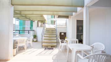 Piscine extérieure, chaises longues