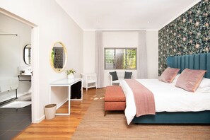 4 makuuhuonetta, tallelokero huoneessa, työpöytä, silitysrauta/-lauta