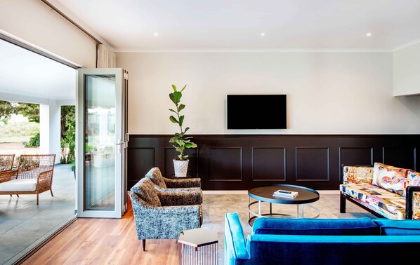 Älytelevisio, takka, kirjoja