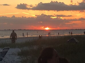 On the beach - Oceanfront Vacation Spot steps to the sand (Fort Myers Beach)