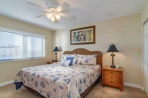 2 bedrooms, iron/ironing board, WiFi, bed sheets - Oceanfront Vacation Spot steps to the sand (Fort Myers Beach)