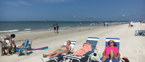 على الشاطئ، كراسي للتشمس، مناشف للشاطئ