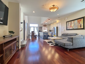 Smart TV, fireplace