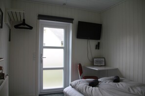 Basic Single Room, Shared Bathroom (6) | Down comforters, individually decorated, individually furnished, desk