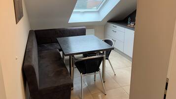 Deluxe-Apartment | Eigene Küche | Großer Kühlschrank, Mikrowelle, Ofen, Herdplatte