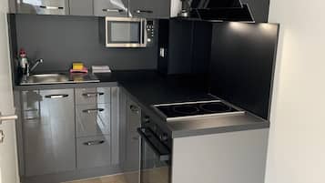 Standard Studio | Private kitchen | Full-size fridge, microwave, oven, stovetop