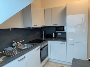 Appartement Deluxe | Cuisine privée | Grand réfrigérateur, micro-ondes, four, plaque de cuisson