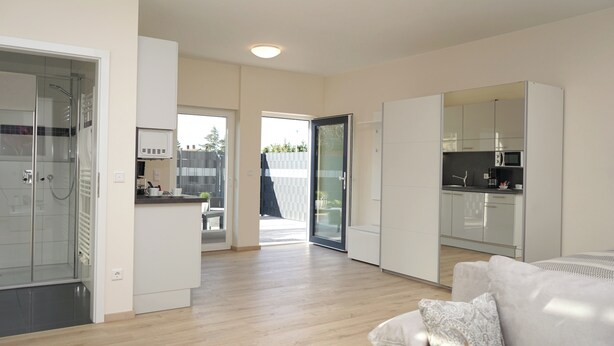 Un apartamento moderno con cocina, comedor y sala de estar.