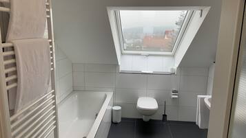 Deluxe Apartment | Bathroom | Shower, rainfall showerhead, hair dryer, towels