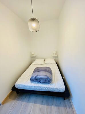 2 soverom, strykejern/-brett, reiseseng for barn og wi-fi