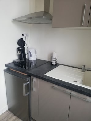 Kühlschrank, Mikrowelle, Ofen, Herdplatte