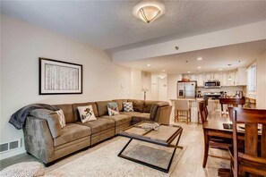 Living room - Snowblaze 109 by Park City Lodging (Park City)