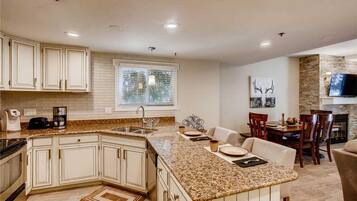 Condo, 2 Bedrooms | Private kitchen