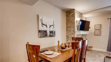 Condo, 2 Bedrooms | Private kitchen
