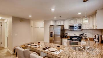 Condo, 2 Bedrooms | Private kitchen