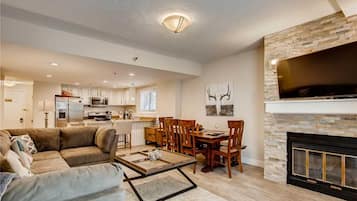 Condo, 2 Bedrooms | Living room