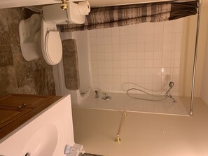 Combined shower/tub