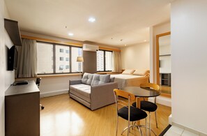 1 bedroom, minibar, desk, blackout curtains - Três de Julho Flats - Jardins (São Paulo)