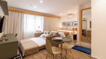 1 habitación, minibar, escritorio y cortinas blackout