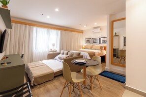 Leilighet – deluxe | 1 soverom, minibar, skrivebord og blendingsgardiner