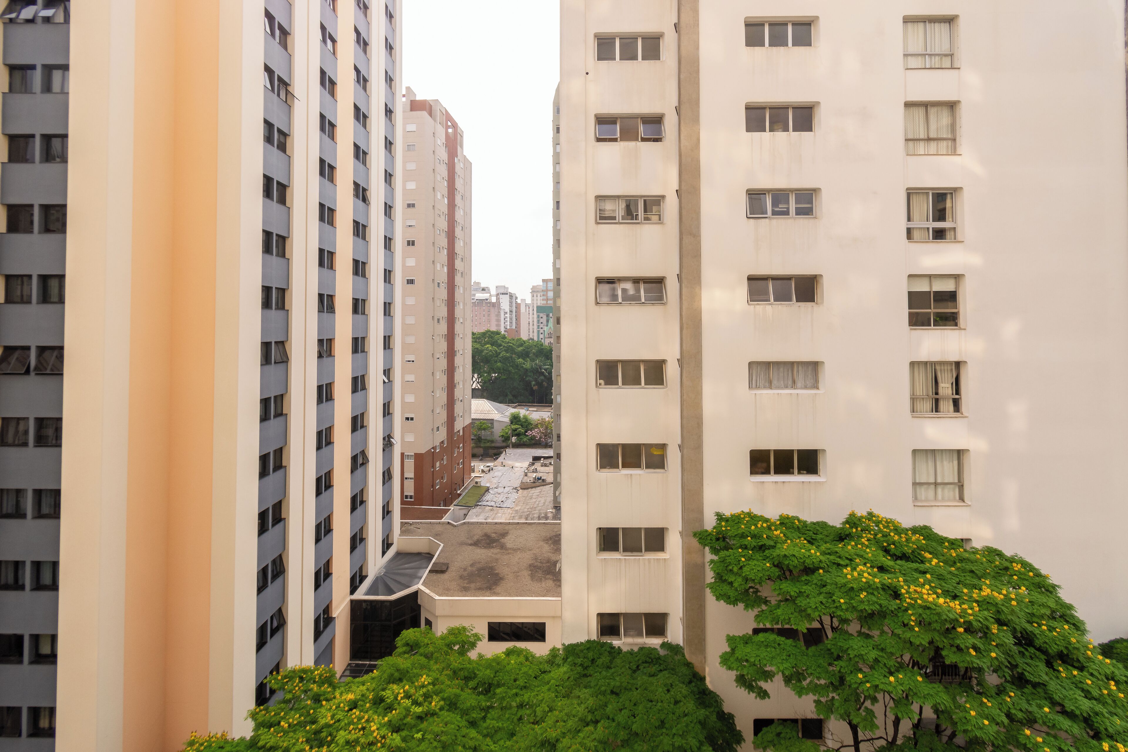 Un immeuble de grande hauteur, doté de nombreux étages, de grandes fenêtres et d’un toit plat.