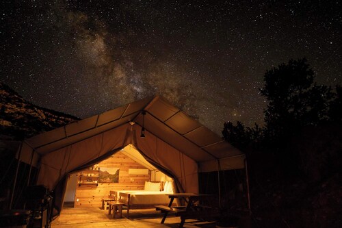 Zion Glamping Tent w/ A/C & Private Bathroom