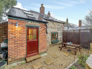 Outdoor dining - A characterful and homely stone cottage in a peaceful setting. (Freshwater)