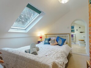 2 bedrooms, free WiFi, bed sheets - A characterful and homely stone cottage in a peaceful setting. (Freshwater)