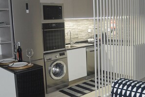 Kühlschrank, Mikrowelle, Ofen, Herdplatte