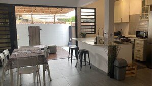 Shared kitchen - Tara Tahiti Lodge (Pirae)