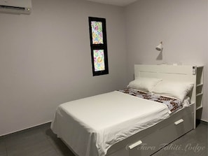 Blackout curtains, soundproofing, iron/ironing board, free WiFi - Tara Tahiti Lodge (Pirae)