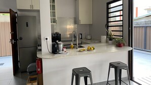 Shared kitchen - Tara Tahiti Lodge (Pirae)