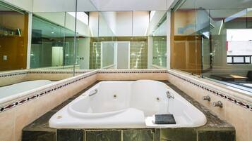 Deluxe Room | Bathroom | Shower, free toiletries, hair dryer, towels
