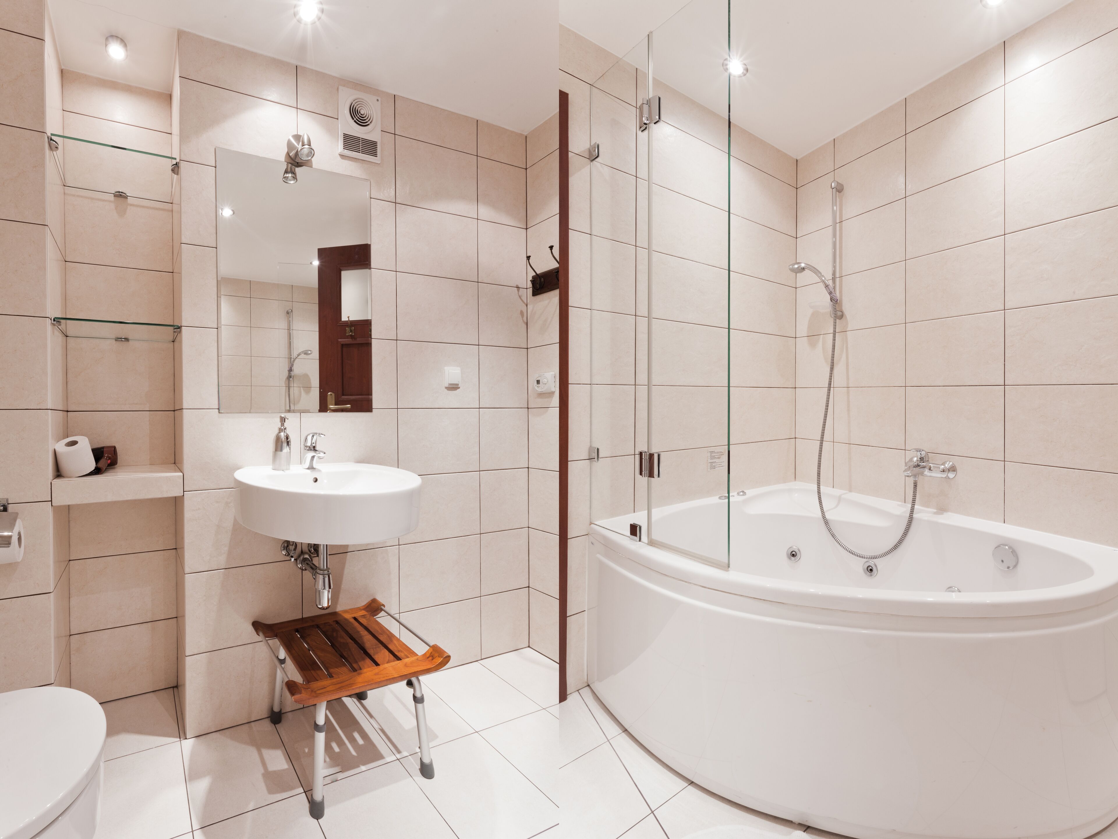 Ensemble douche/baignoire, baignoire à jets, sèche-cheveux, bidet