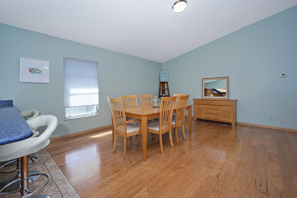 Photo 11 of Amazing 4 Bedroom 3 Bath Pool Home. About 1 mile from the Beach and Great Eats
