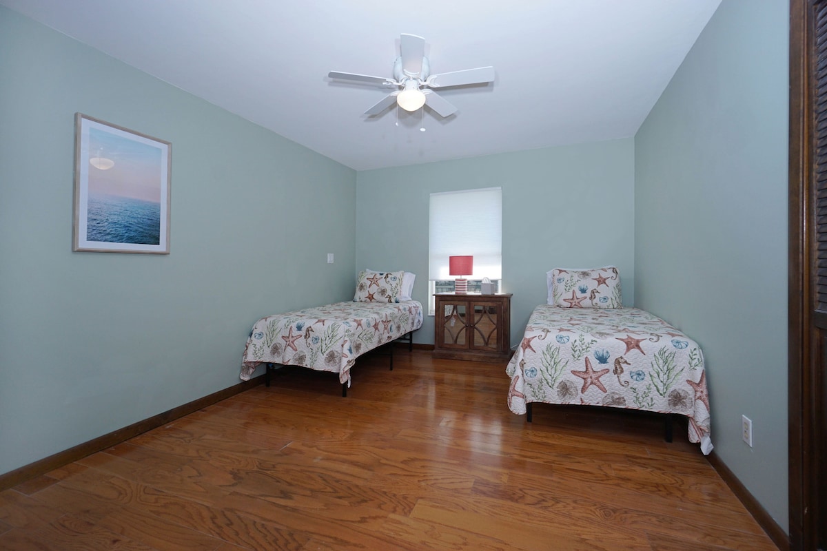 Photo 23 of Amazing 4 Bedroom 3 Bath Pool Home. About 1 mile from the Beach and Great Eats